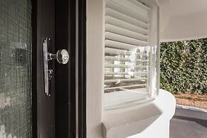 Deco Beach Luxury Apartments