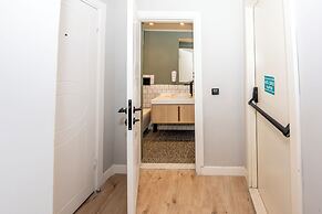 B Guest Hotel