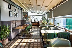 B Guest Hotel
