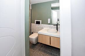 B Guest Hotel