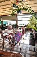 B Guest Hotel
