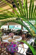 B Guest Hotel