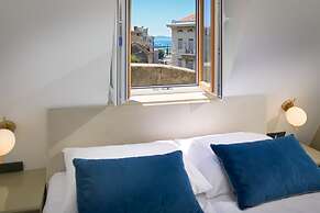Flos Luxury Rooms