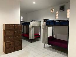 Arta Garden Guest House & Hostel