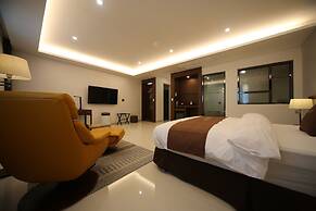 Hotel J's