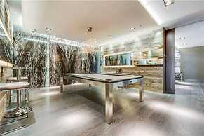 Executive 3Br in Entertainment District
