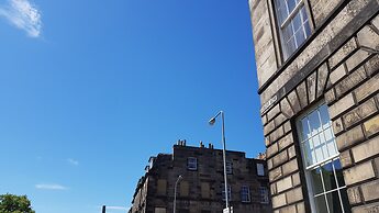 Classy Historic Edinburgh Apartment