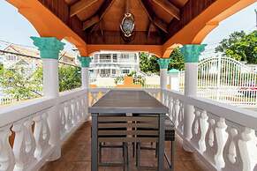 Runaway Bay Gem Villa