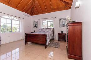 Runaway Bay Gem Villa