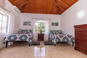 Runaway Bay Gem Villa