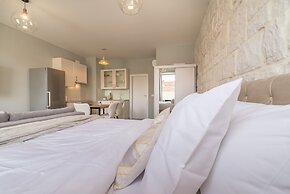 Luxurious Suites Elegance