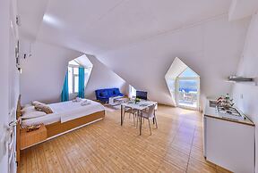 3 House Apart