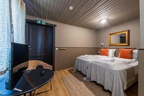 Riverfront Lodge