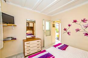 Apartments Paliaga