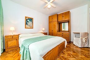 Apartments Paliaga