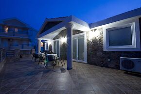 Contessa Apartments
