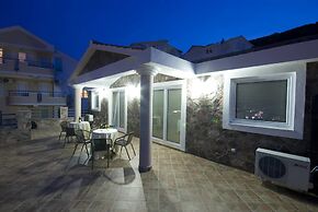 Contessa Apartments