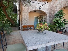 Contessa Apartments