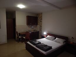 Contessa Apartments