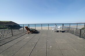 Clifton Court Apt 15 With Heated Pool