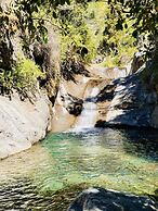 Cabañas entre montañas con tinajas calientes