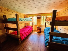 Cabañas entre montañas con tinajas calientes