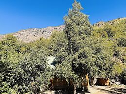 Cabañas entre montañas con tinajas calientes