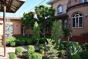 Nurziyo Guest House