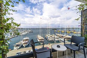 Ece Marina Suites