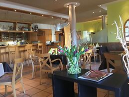 Warias Hotel & Restaurant