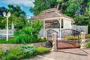 Venera & Anastasia Palace Apartments