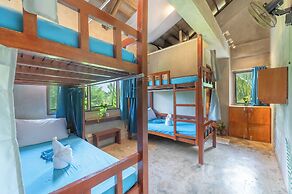 Sinag Hostel - Adults Only