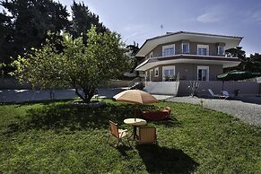 Laugh & Life House
