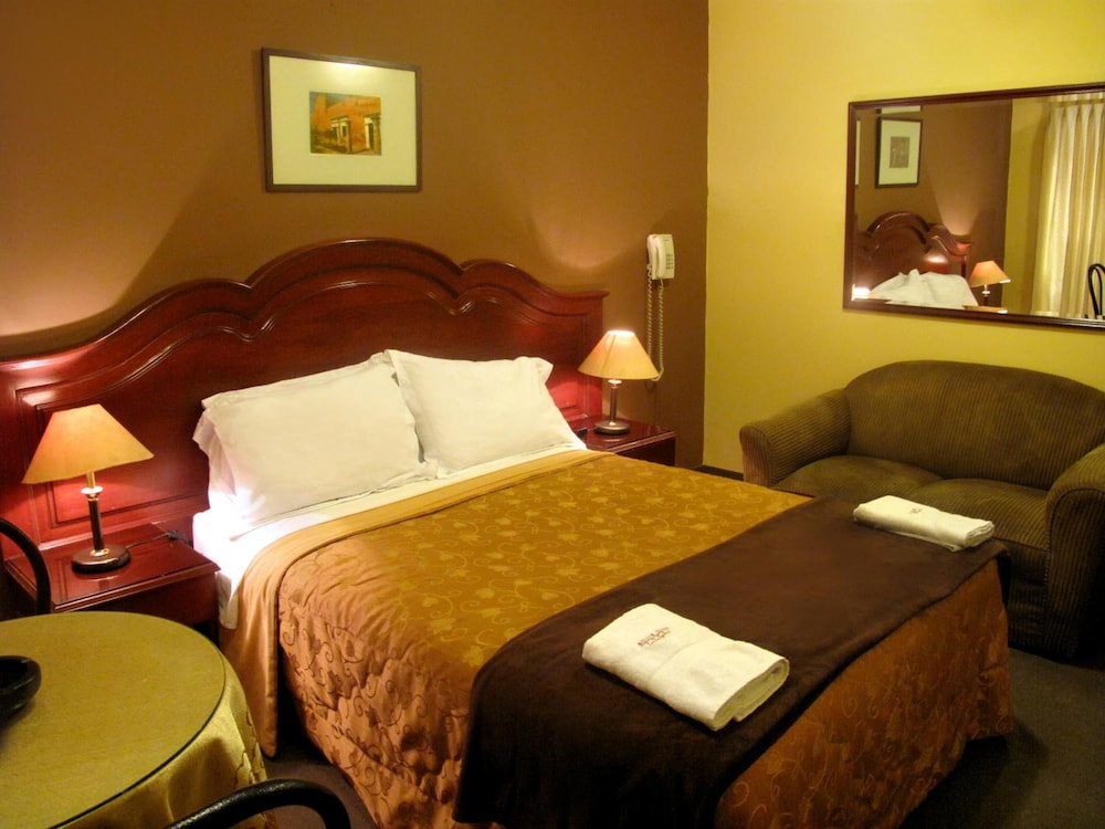 Hotel Solís Dies