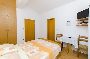 Apartments and Rooms Iva