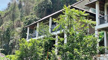 Ba Be Lakeside Bungalow