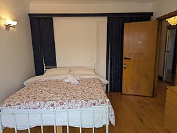 Apartment near Metro Monk Station