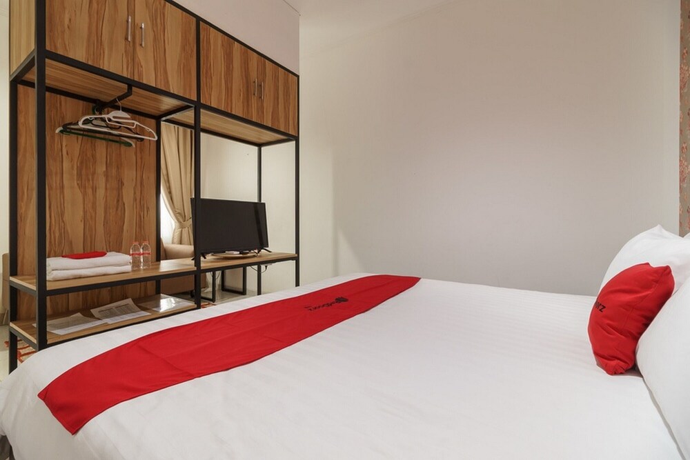 RedDoorz Plus near Exit Toll Puncak 2