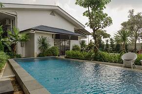 RedDoorz Plus near Exit Toll Puncak 2