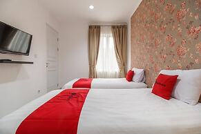 RedDoorz Plus near Exit Toll Puncak 2