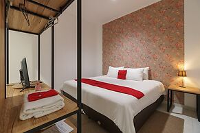 RedDoorz Plus near Exit Toll Puncak 2