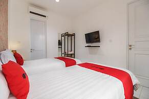 RedDoorz Plus near Exit Toll Puncak 2