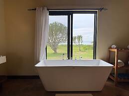 Ihamba Lakeside Safari Lodge