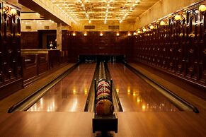 Lafayette Hotel & Club