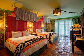 Lafayette Hotel & Club