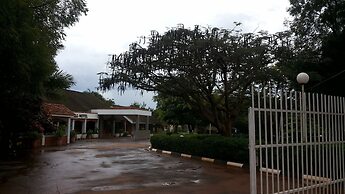 St Lira Hotel