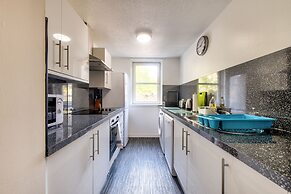 Grassmarket Apartment with Castle View