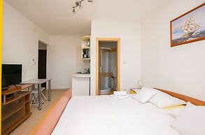 Apartments and Rooms Mare