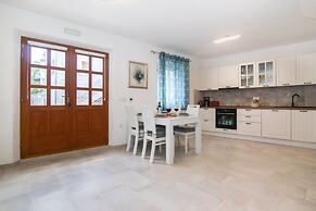 House Tia