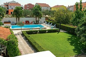 Apartments Vesna With Pool